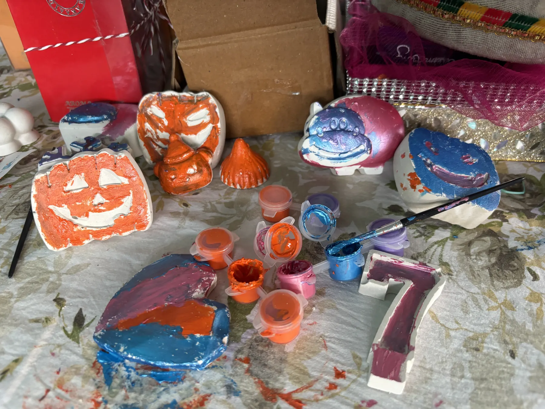 Archmit Crafts workshop table with children painting